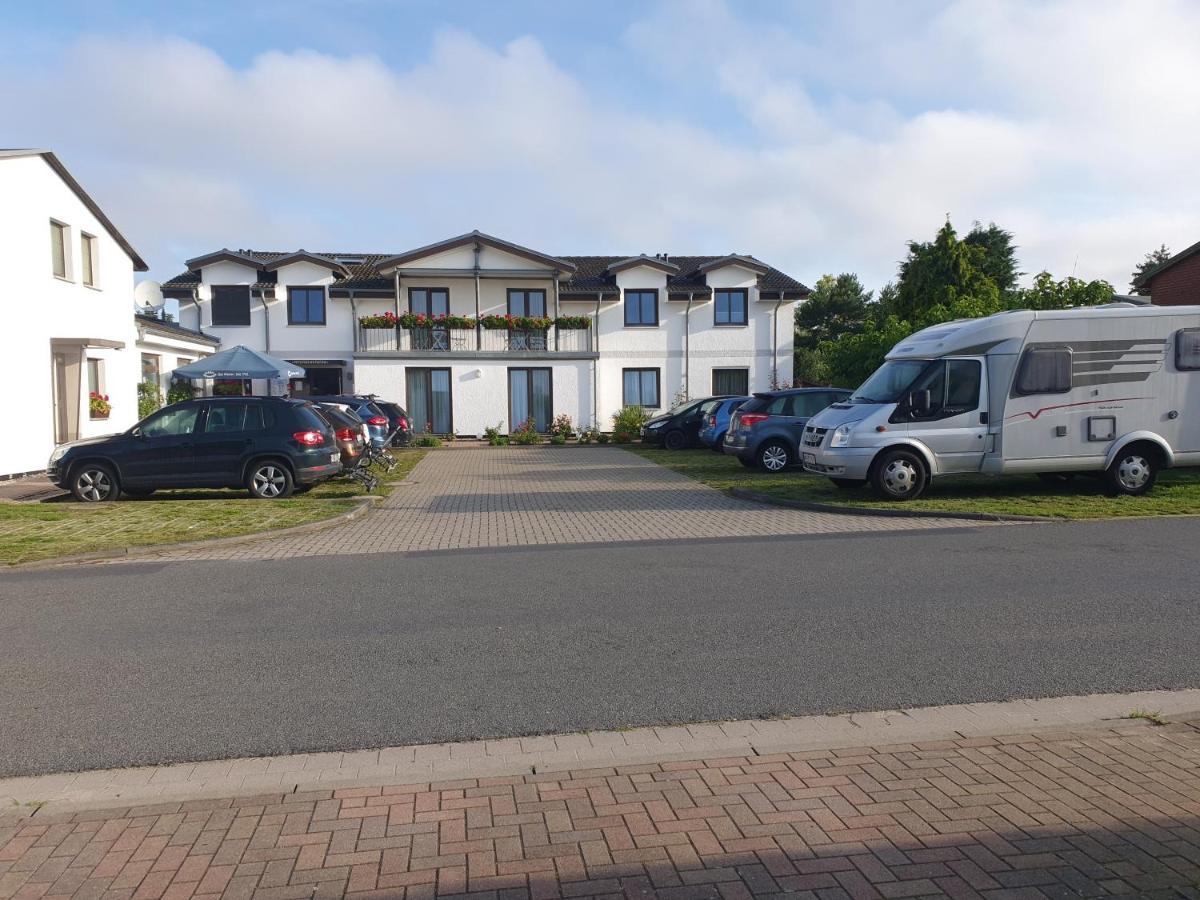 Hotel-Pension Pastow Garni Broderstorf エクステリア 写真