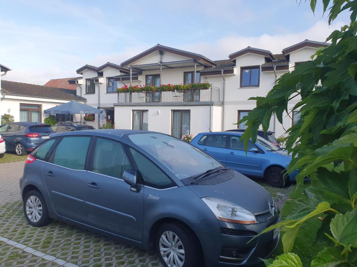 Hotel-Pension Pastow Garni Broderstorf エクステリア 写真