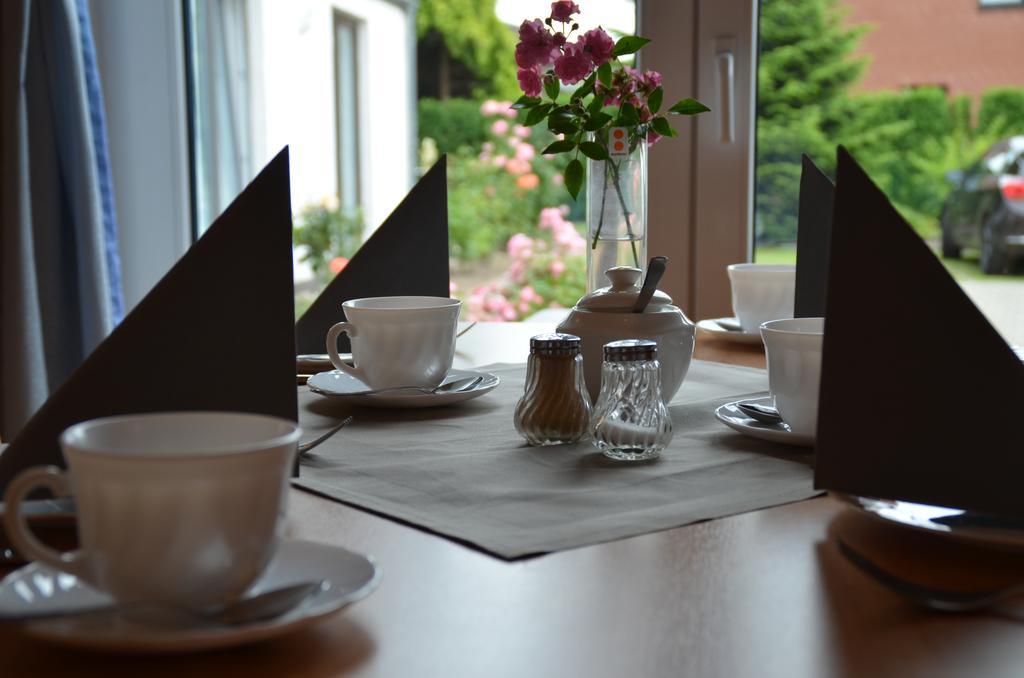 Hotel-Pension Pastow Garni Broderstorf エクステリア 写真