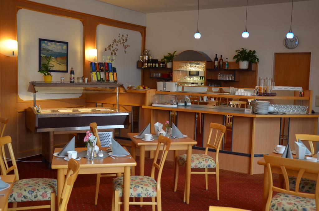 Hotel-Pension Pastow Garni Broderstorf エクステリア 写真