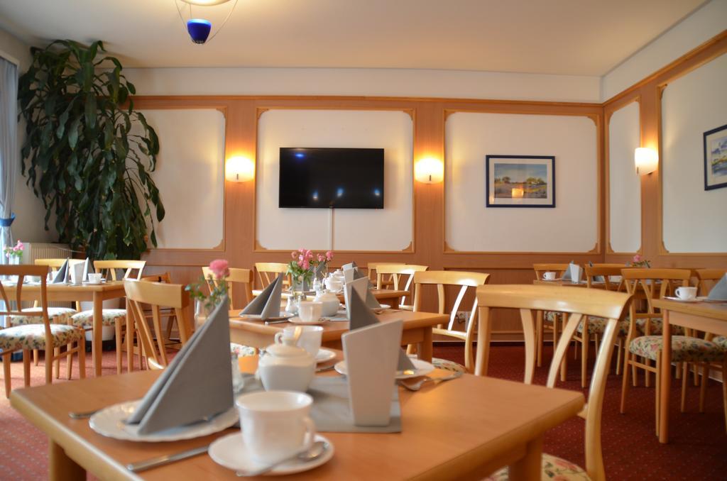 Hotel-Pension Pastow Garni Broderstorf エクステリア 写真