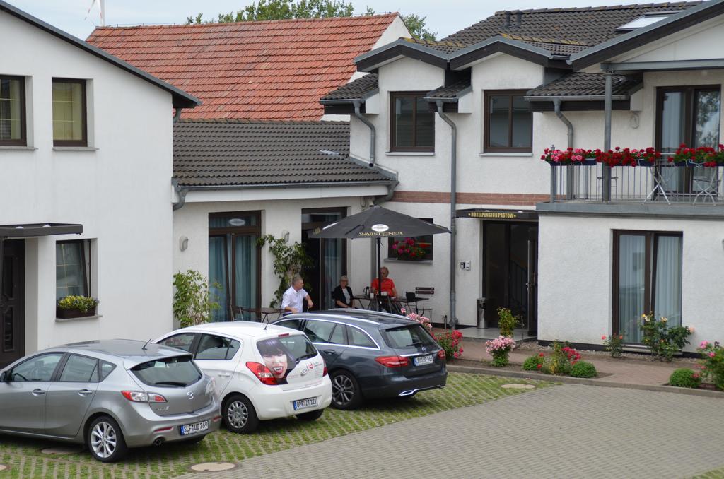 Hotel-Pension Pastow Garni Broderstorf エクステリア 写真