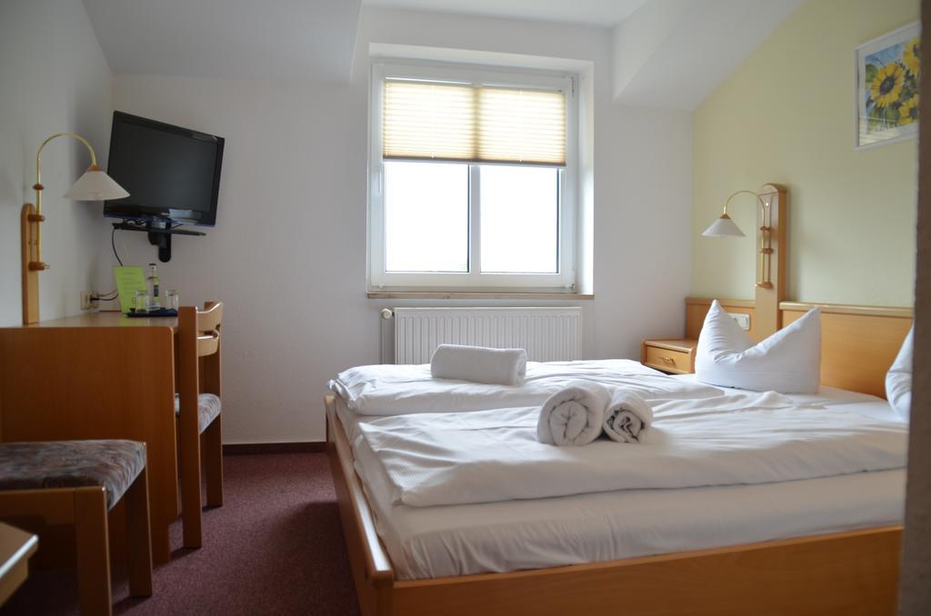 Hotel-Pension Pastow Garni Broderstorf エクステリア 写真