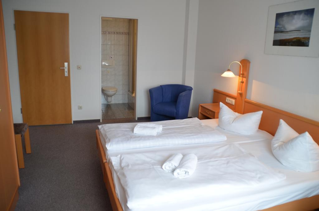 Hotel-Pension Pastow Garni Broderstorf エクステリア 写真