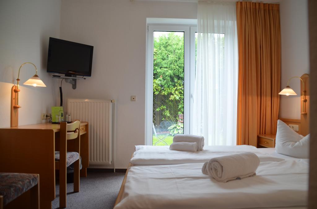 Hotel-Pension Pastow Garni Broderstorf エクステリア 写真