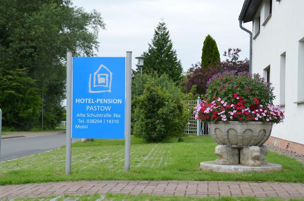 Hotel-Pension Pastow Garni Broderstorf エクステリア 写真
