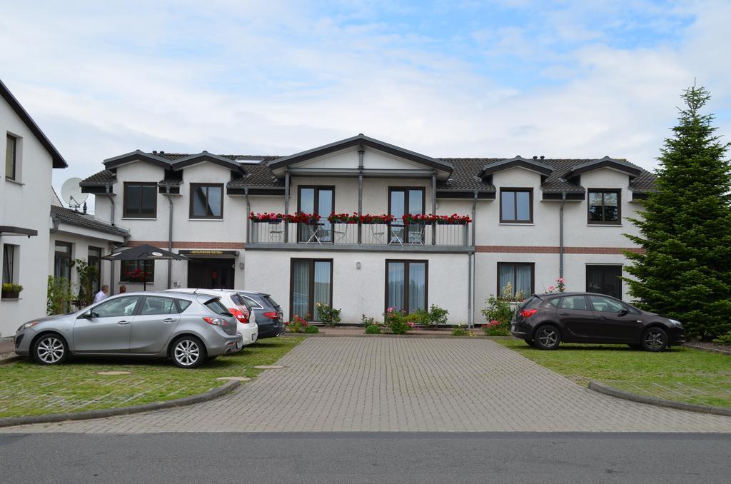 Hotel-Pension Pastow Garni Broderstorf エクステリア 写真