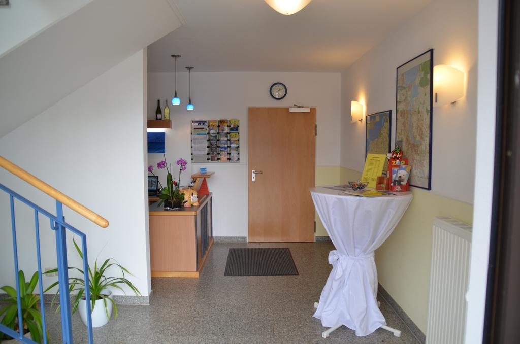 Hotel-Pension Pastow Garni Broderstorf エクステリア 写真
