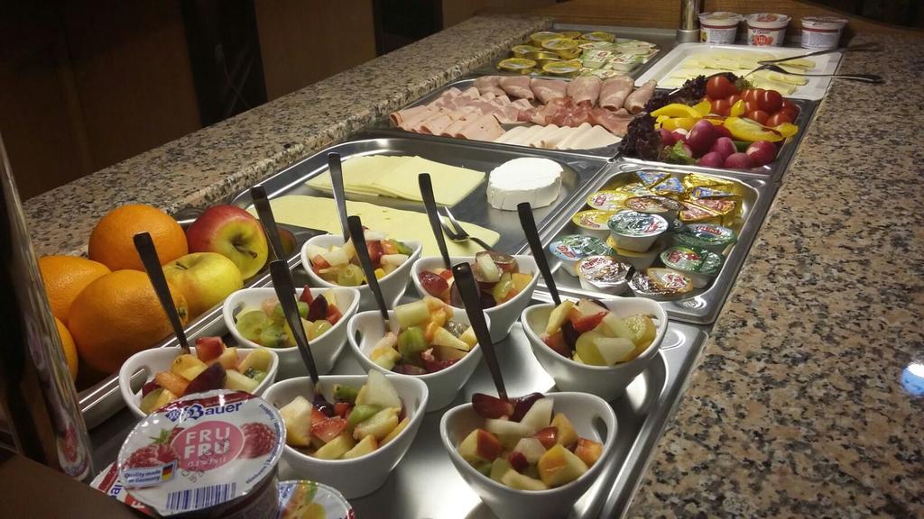 Hotel-Pension Pastow Garni Broderstorf エクステリア 写真