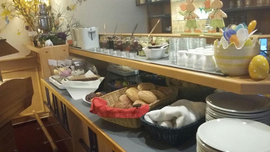 Hotel-Pension Pastow Garni Broderstorf エクステリア 写真