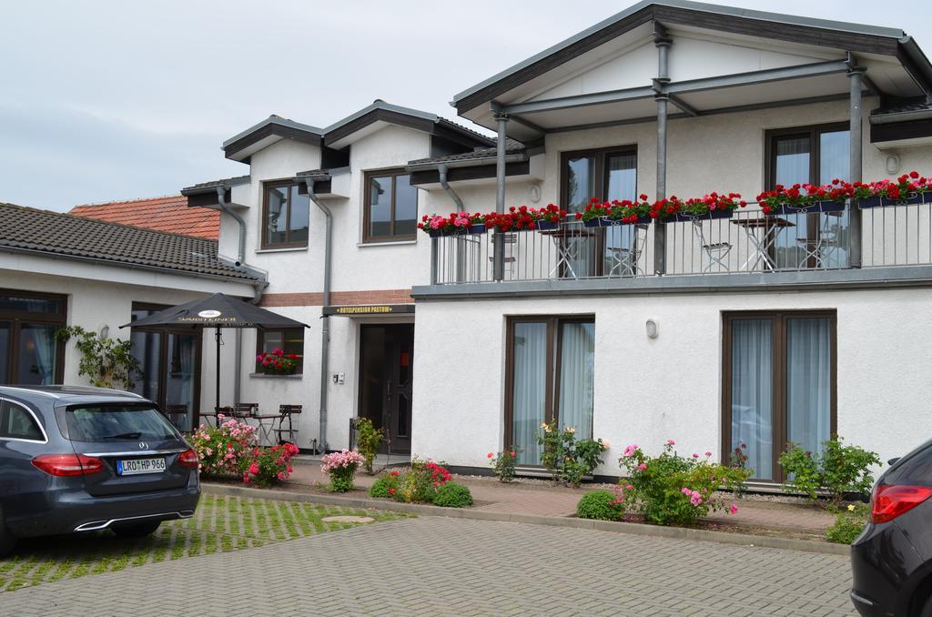 Hotel-Pension Pastow Garni Broderstorf エクステリア 写真