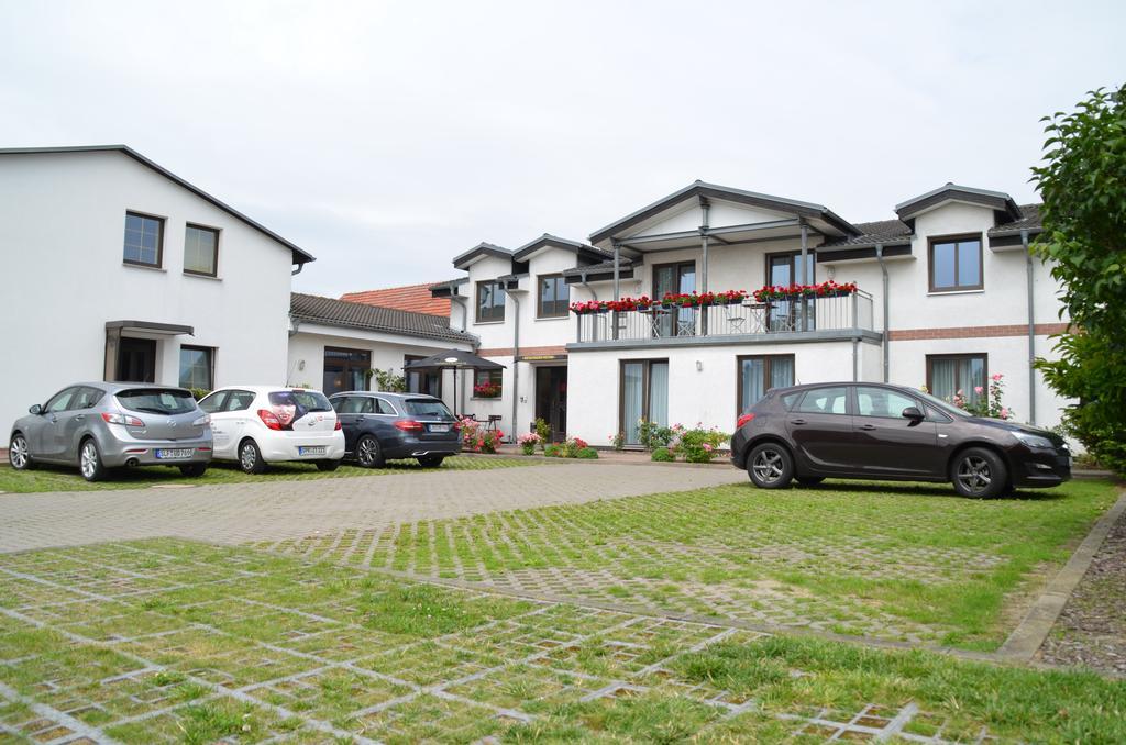 Hotel-Pension Pastow Garni Broderstorf エクステリア 写真