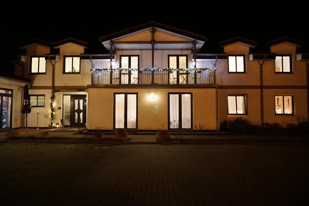 Hotel-Pension Pastow Garni Broderstorf エクステリア 写真