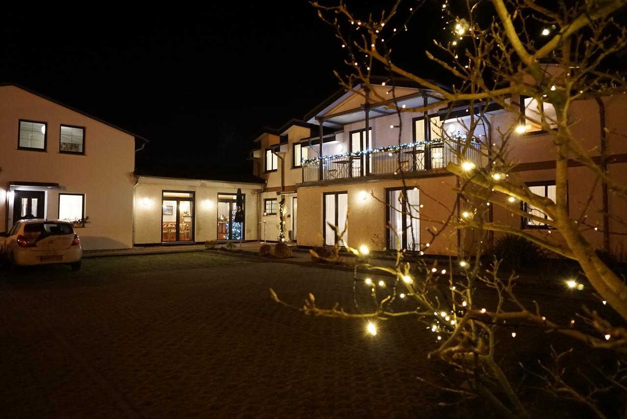 Hotel-Pension Pastow Garni Broderstorf エクステリア 写真