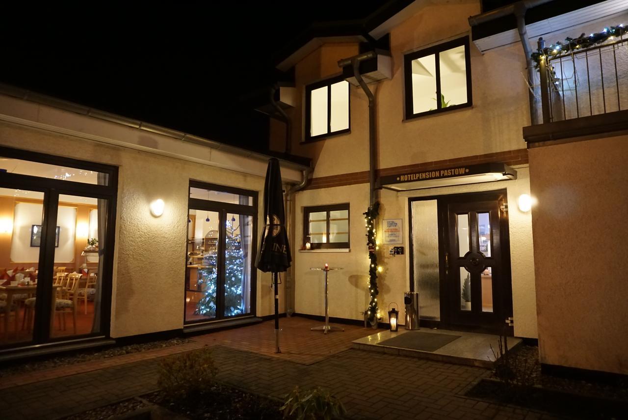 Hotel-Pension Pastow Garni Broderstorf エクステリア 写真
