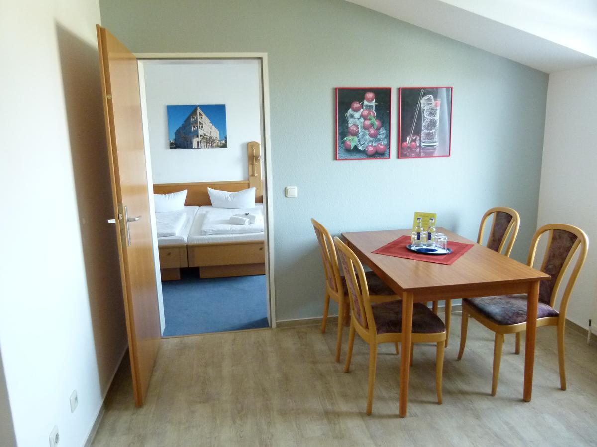Hotel-Pension Pastow Garni Broderstorf エクステリア 写真