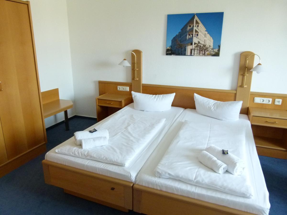 Hotel-Pension Pastow Garni Broderstorf エクステリア 写真
