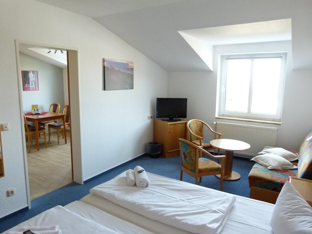 Hotel-Pension Pastow Garni Broderstorf エクステリア 写真