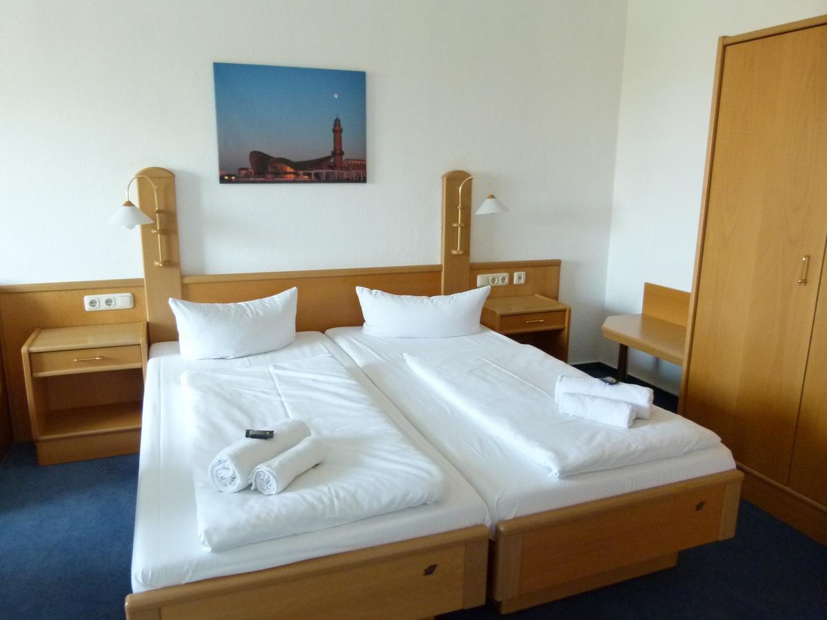 Hotel-Pension Pastow Garni Broderstorf エクステリア 写真