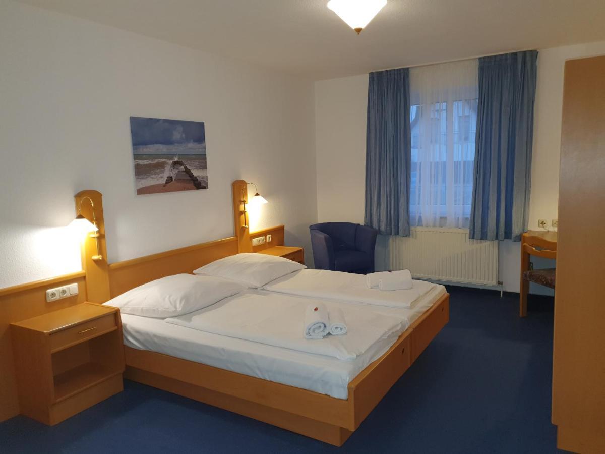 Hotel-Pension Pastow Garni Broderstorf エクステリア 写真